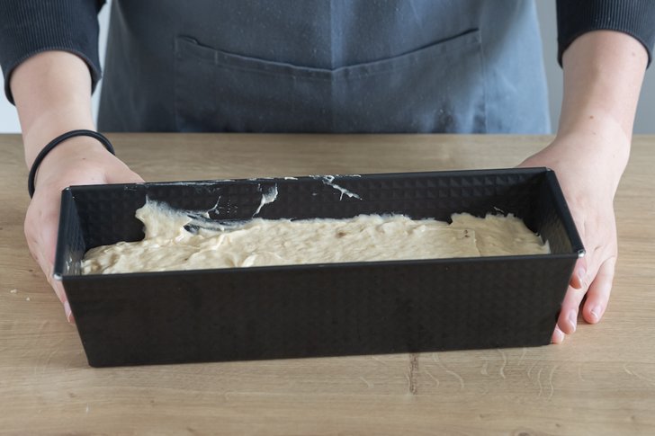 Teig für das Bananenbrot in eine Kastenform geben