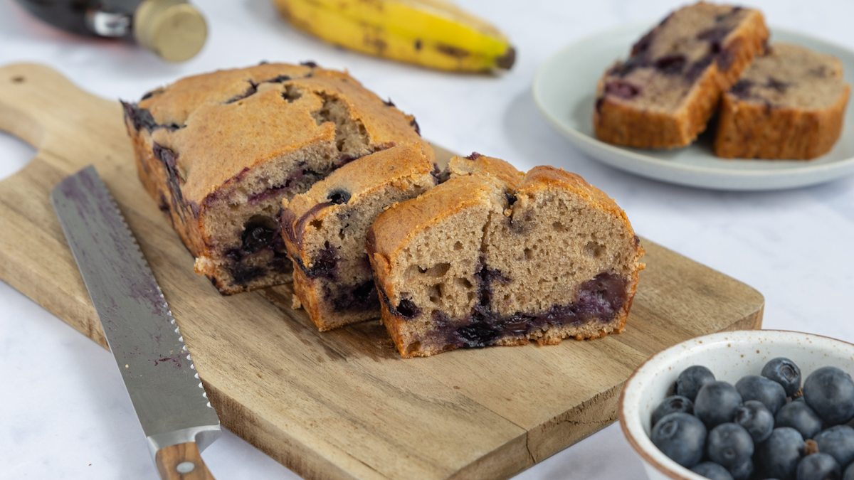 Bananenbrot mit Blaubeeren: schnell und vegan | Rezept