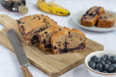 Bananenbrot mit Blaubeeren