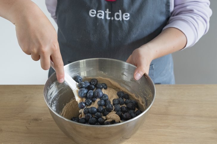 Heidelbeeren unterheben