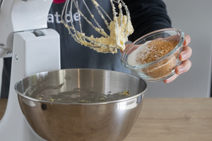 Butter und Zucker cremig aufschlagen