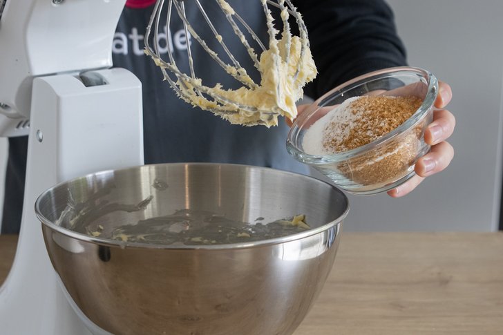 Butter und Zucker cremig aufschlagen