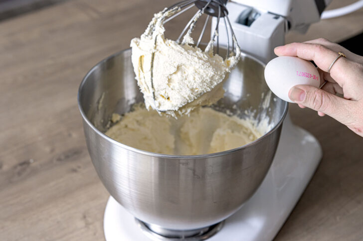 Butter mit Zucker und Eiern schaumig schlagen