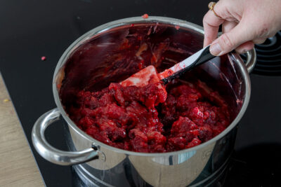 Himbeeren in den Pudding rühren