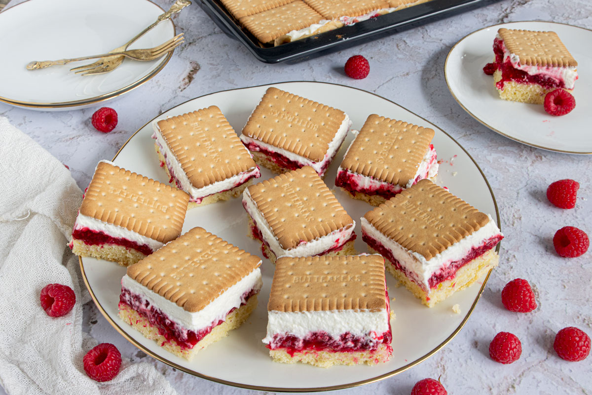 Butterkekskuchen mit Himbeeren und Pudding | Rezept - eat.de