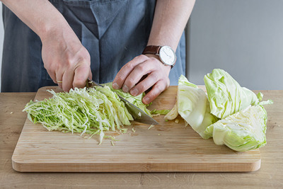 Spitzkohl in feine Streifen schneiden