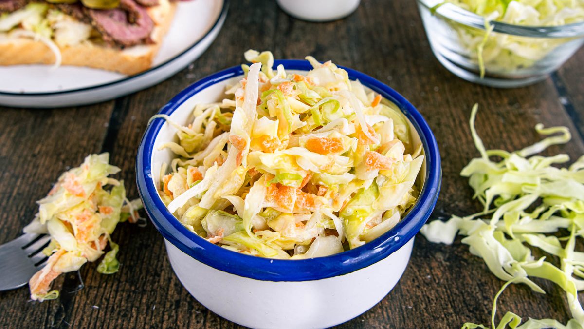 Coleslaw mit Schmand und Spitzkohl | Rezept - eat.de
