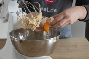 Eier einzeln unterrühren