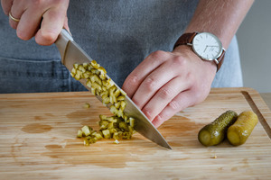 Saure Gurken klein schneiden