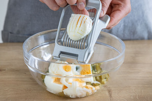 Eier mit Eierschneider schneiden
