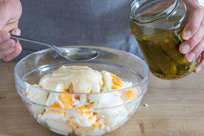 Gurkenwasser zum Eiersalat geben