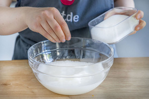Prise Salz zum Eischnee geben