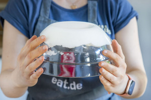 Schale mit Eischnee umdrehen