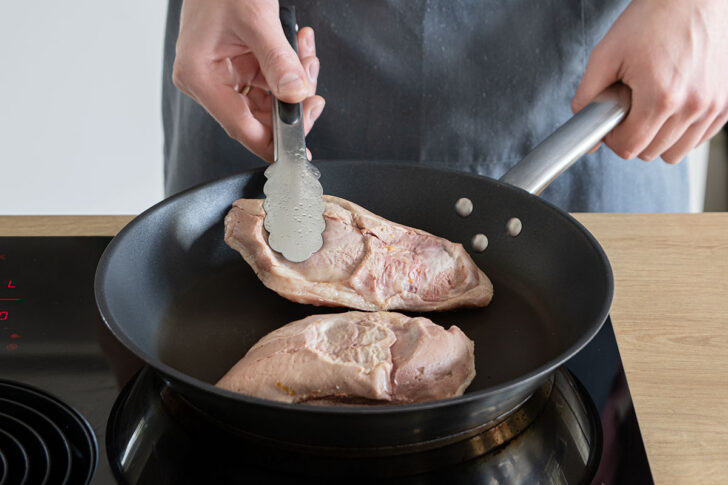Entenbrust auf der Hautseite braten