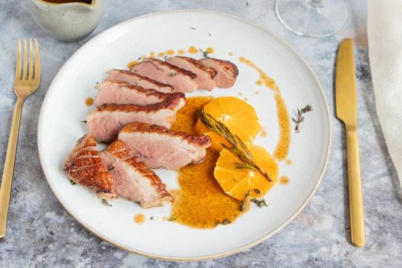 Wie Lange Braucht Eine Entenbrust Im Bratschlauch Zarte Entenbrust mit fruchtiger Orangensauce | Rezept - eat.de