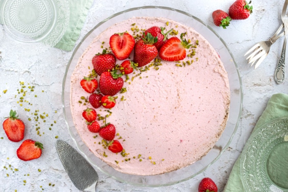 Frische Erdbeercreme-Torte mit Quark und Pistazien | Rezept - eat.de