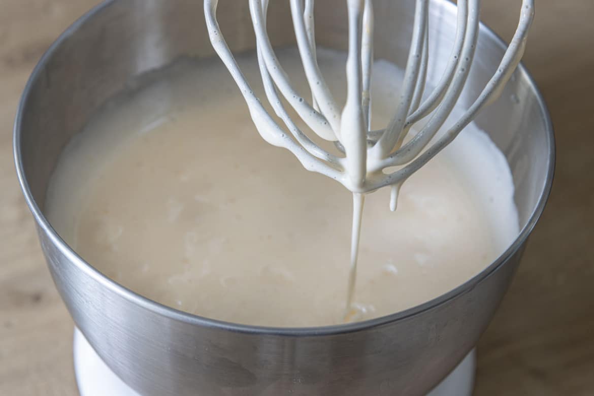 Frische Erdbeercreme-Torte mit Quark und Pistazien | Rezept