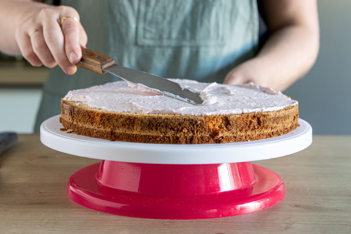 Frische Erdbeercreme-Torte mit Quark und Pistazien | Rezept