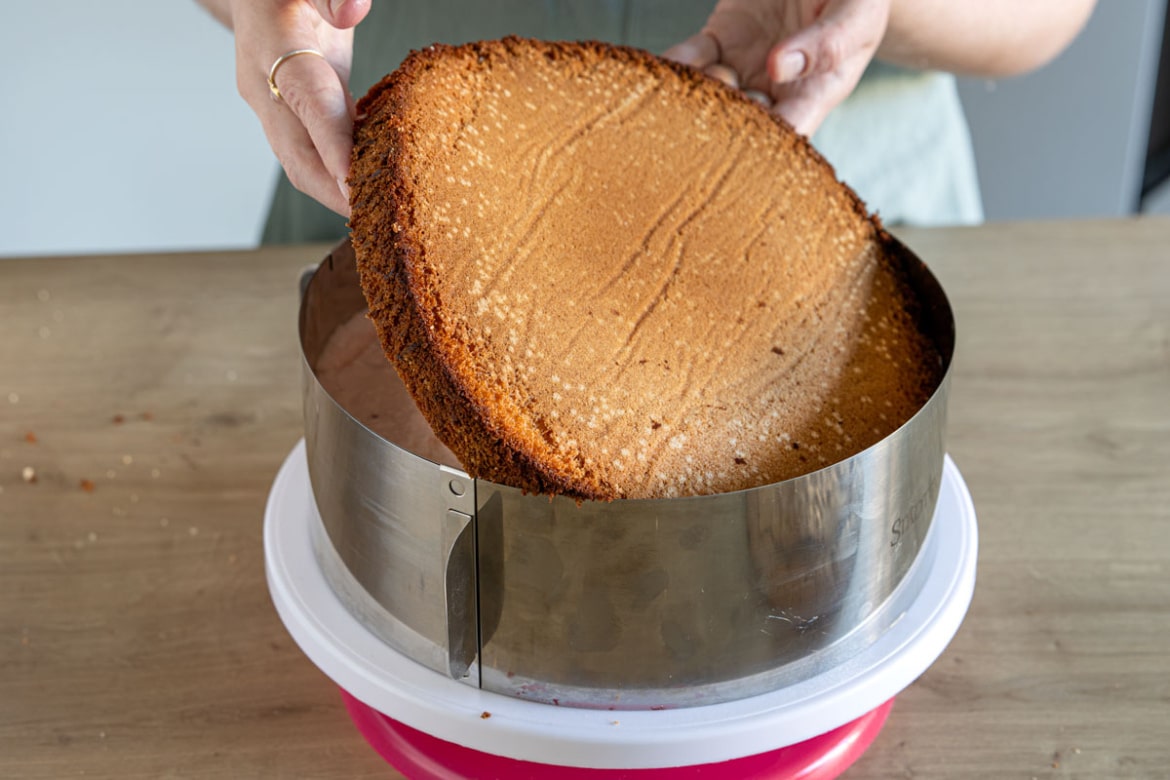 Frische Erdbeercreme-Torte mit Quark und Pistazien | Rezept
