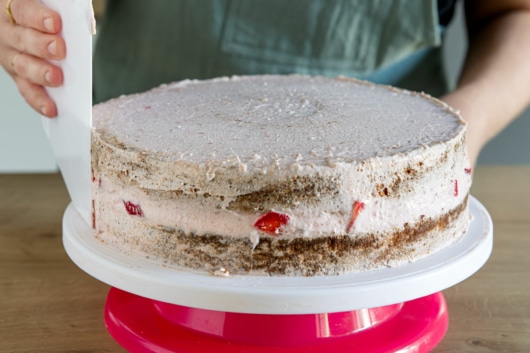 Erdbeertorte mit Creme einstreichen