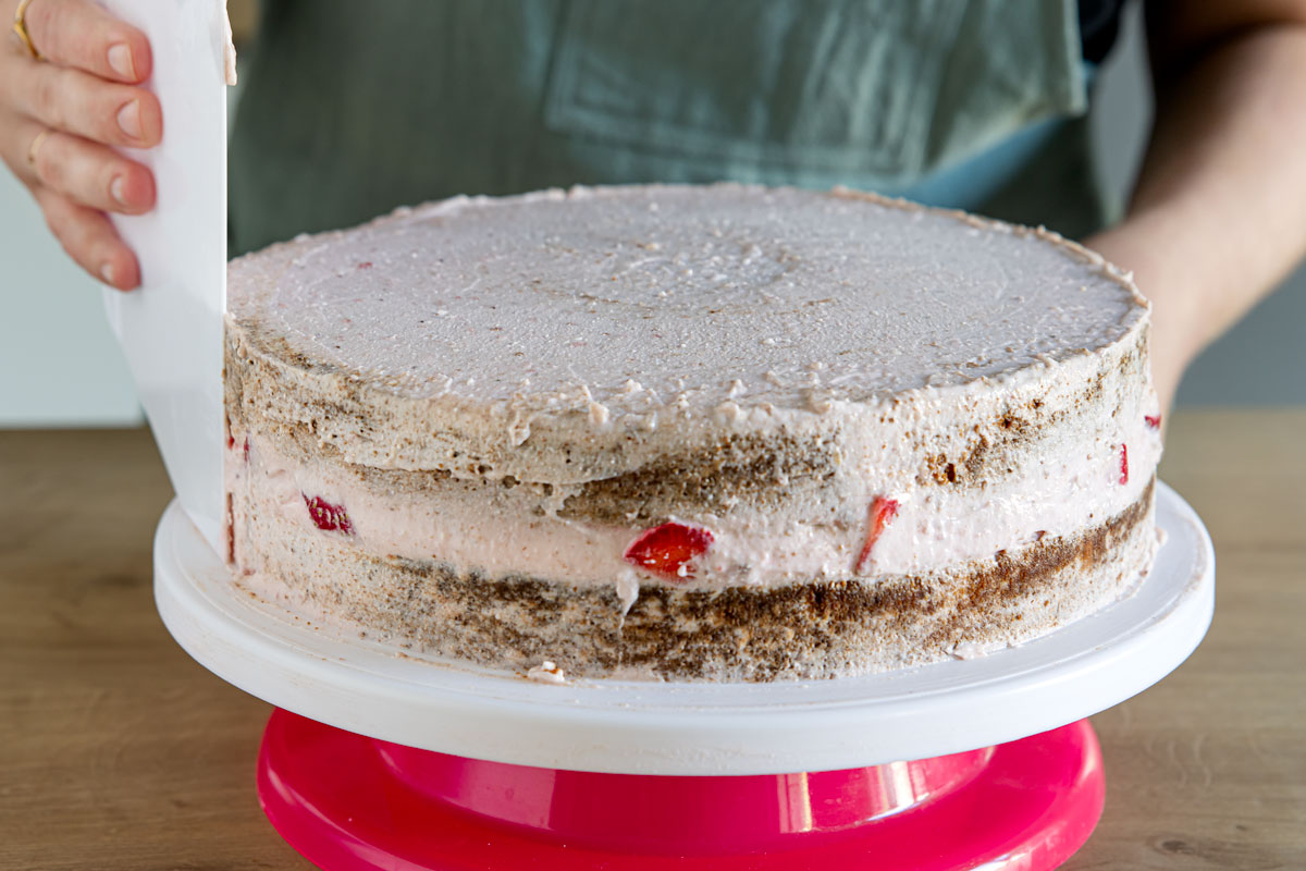 Frische Erdbeercreme Torte mit Quark und Pistazien | Rezept - eat.de