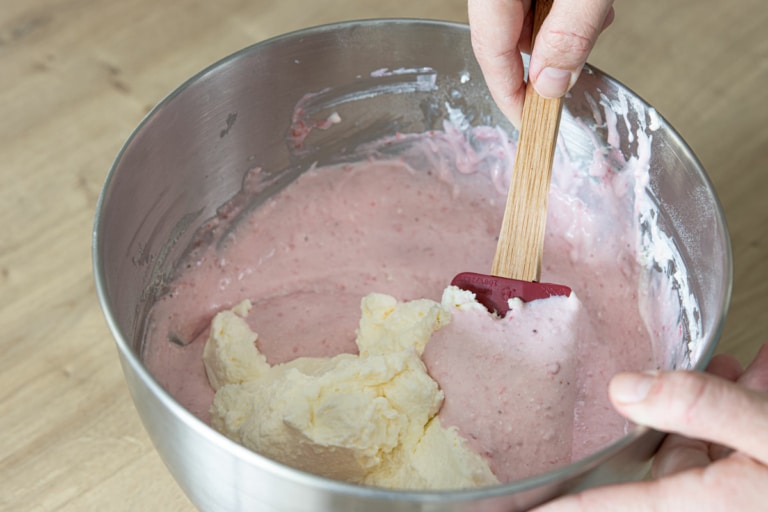 Frische Erdbeercreme-Torte mit Quark und Pistazien | Rezept - eat.de