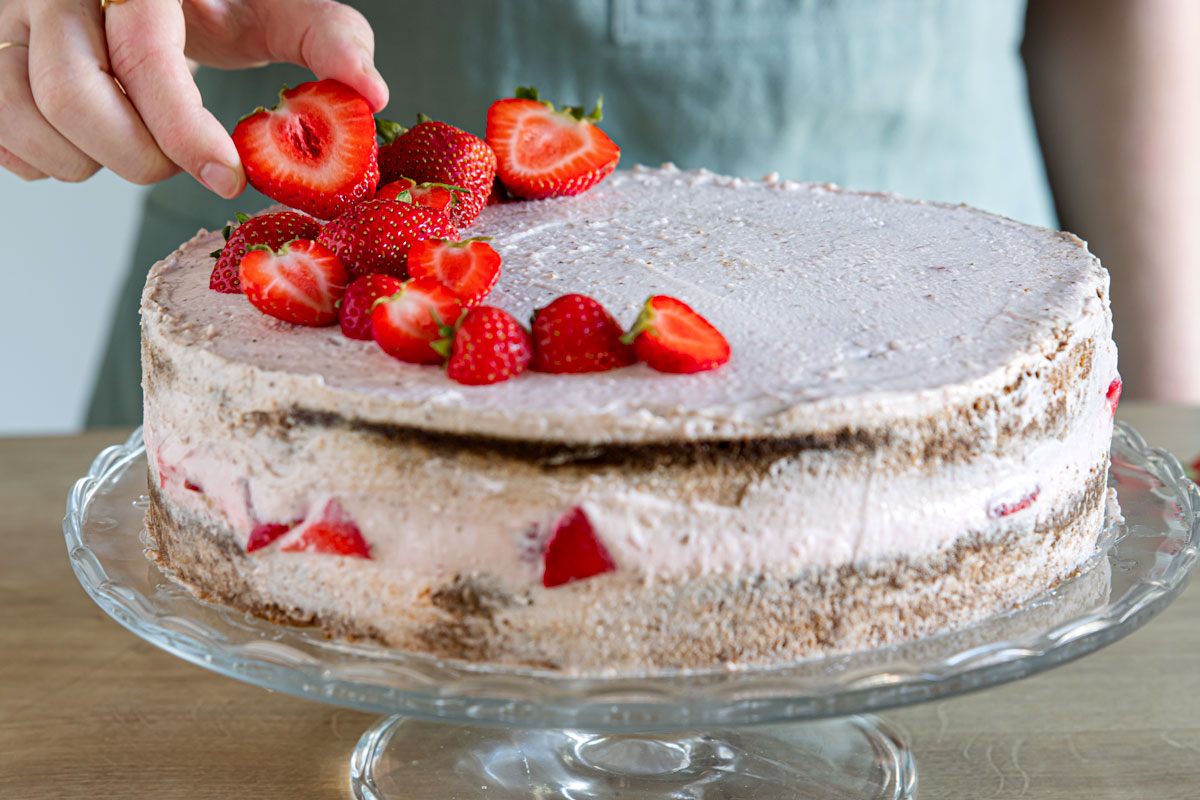 Frische Erdbeercreme Torte mit Quark und Pistazien | Rezept - eat.de