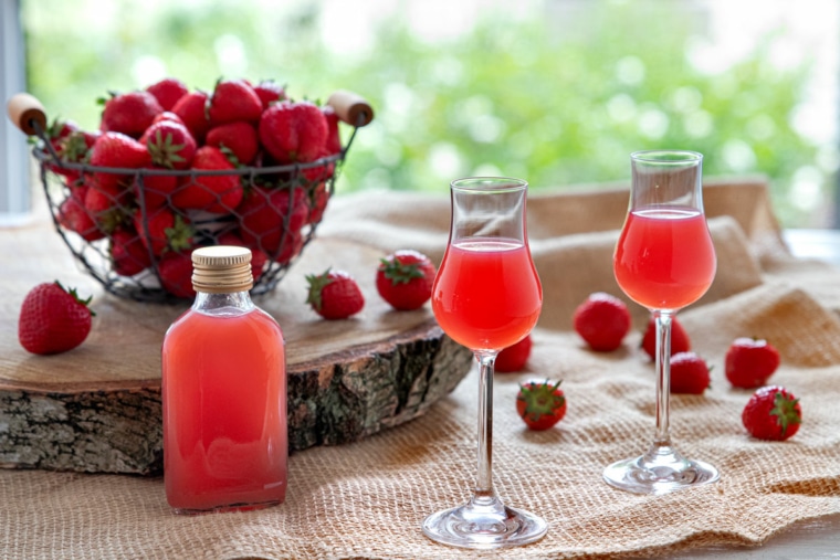 Selbstgemachter Erdbeerlikör mit Rum | Rezept - eat.de