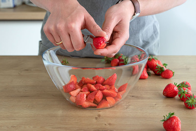Erdbeeren vierteln