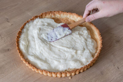 Pudding in der Tarte verteilen