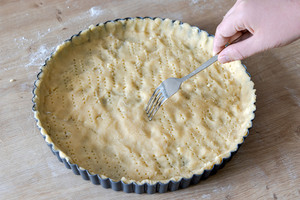 Tarteteig mit der Gabel einstechen