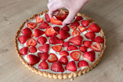 Erdbeertarte mit Erdbeeren belegen