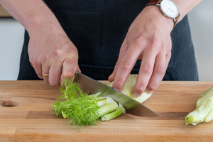 Grün vom Fenchel abschneiden