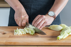 Fenchel in Streifen schneiden