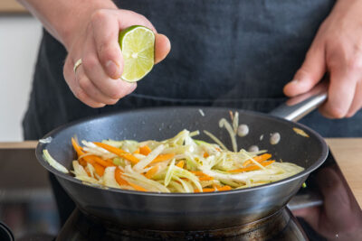 Limettensaft zum Gemüse geben
