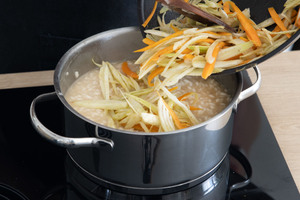 Gemüse zum Risotto geben