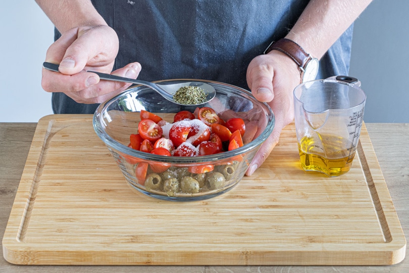 Tomaten-Oliven-Mischung zubereiten