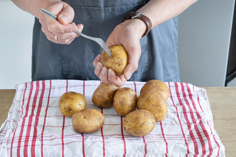 Kartoffeln waschen und mit Gabel einstechen