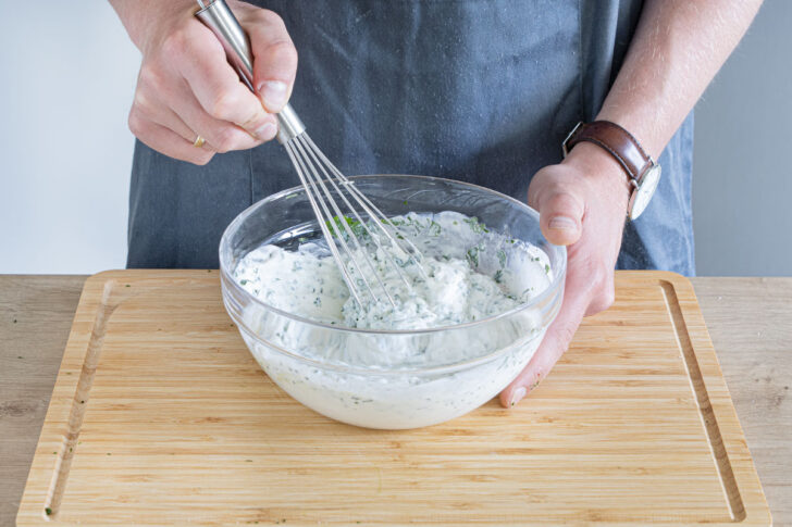 Quark mit frischen Kräutern vermengen