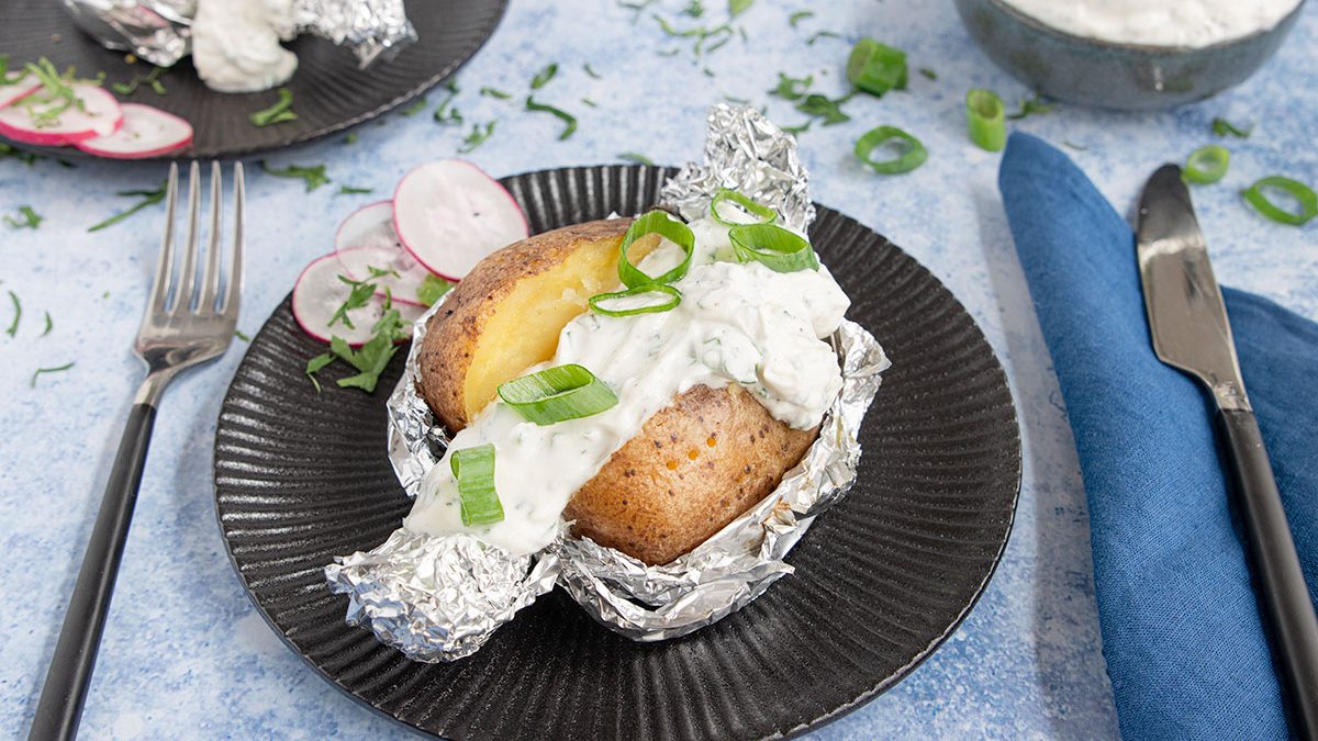 Folienkartoffeln vom Grill mit Kräuterquark | Rezept - eat.de