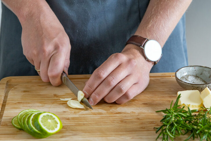 Knoblauch in Scheiben schneiden