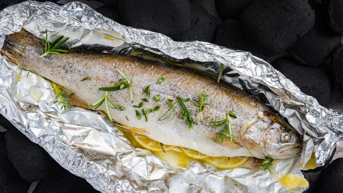 Aromatische Forelle in Alufolie grillen | Rezept - eat.de