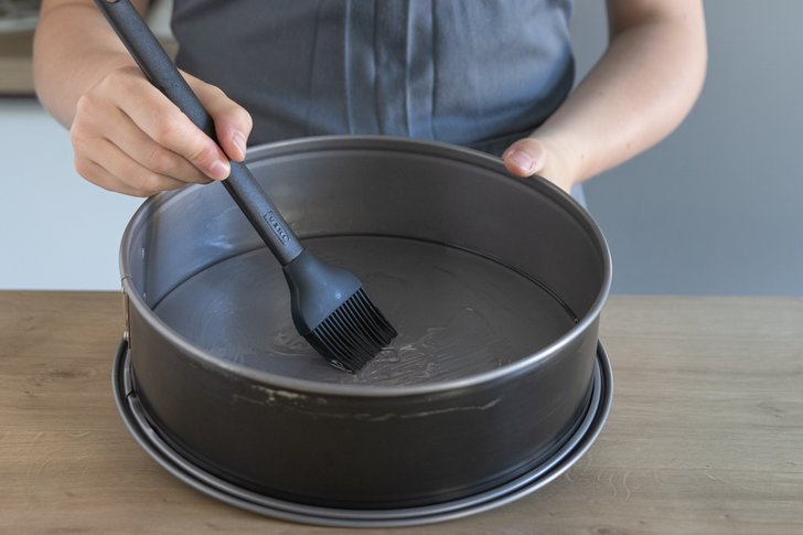Springform einfetten, damit der Käsekuchen nicht zusammen fällt