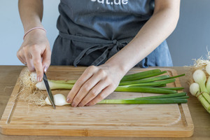 Wurzel der Frühlingszwiebel entfernen