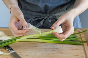 Frühlingszwiebel putzen