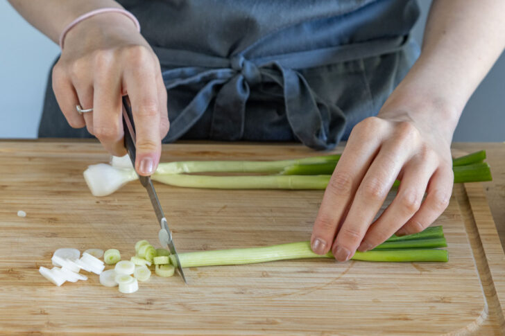 Frühlingszwiebel in Ringe schneiden