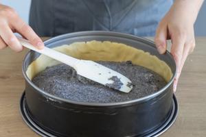 Füllung für Mohnkuchen in die Form geben