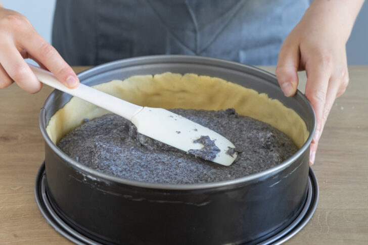 Füllung für Mohnkuchen in die Form geben