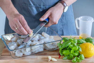 Knoblauch zu Garnelen reiben