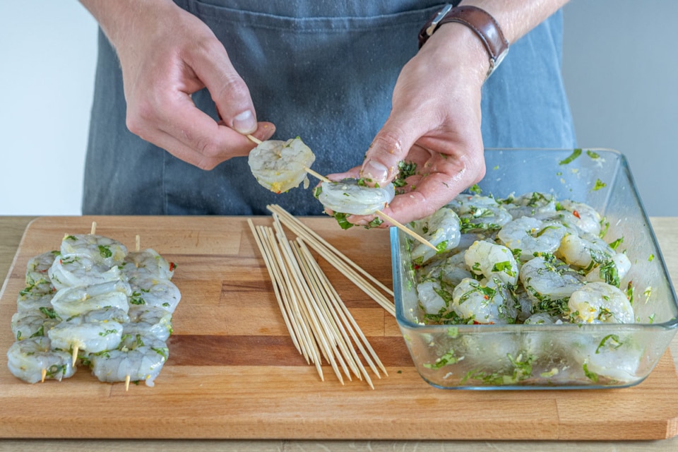 Gegrillte Garnelen mit Knoblauch mariniert